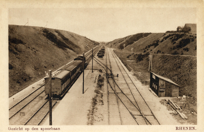 11907 Gezicht op het emplacement van het station van de H.IJ.S.M. te Rhenen, vanaf het viaduct in de Herenstraat / ...